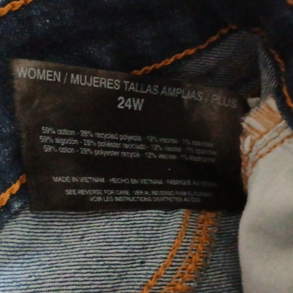 Gloria Vanderbilt All-Around Slimming Effect Plus Size Zip-Front Capri jeans - Picture 4 of 6